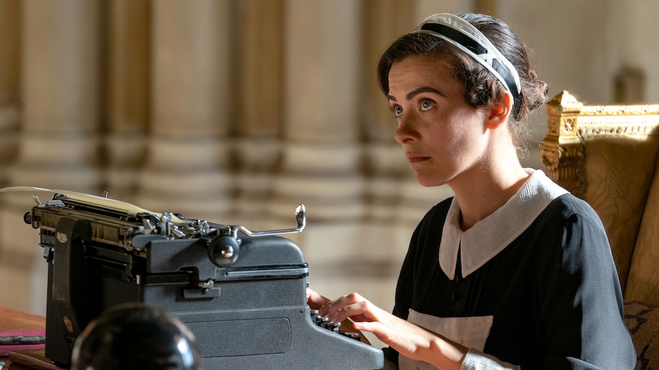 Ms. Crookshanks played by Sara Vickers on Watchmen Official site